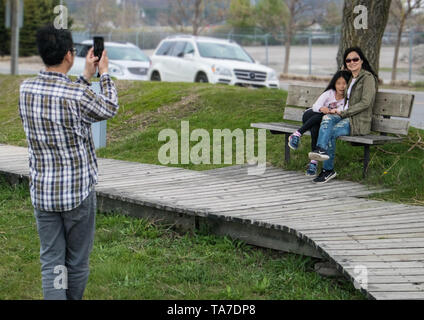 Junge asiatische Familie. Der Vater nimmt ein Bild von der Mutter und Tochter. Stockfoto