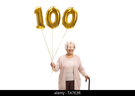 Alte Frau mit einem Goldenen Zahl hundert Ballons und einem Spazierstock auf weißem Hintergrund Stockfoto
