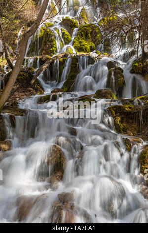 Eine kleine Wasserfälle auf Dead Horse Creek unten Hanging Lake in der Nähe von Glenwood Springs, Colorado. Stockfoto