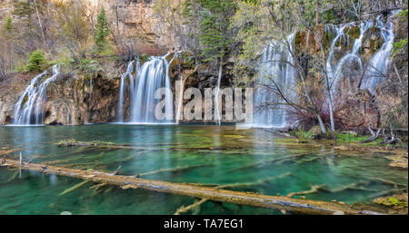 Warme Morgensonne spiegelt sich die Felsen über dem See hingen Wasserfälle in Dead Horse Canyon in der Nähe von Glenwood Springs, Colorado. Stockfoto