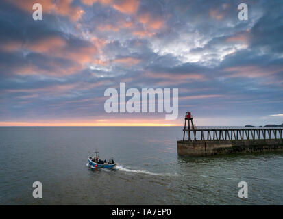 Sonnenaufgang über Whitby Harbour, die Küste von North Yorkshire, England. Stockfoto