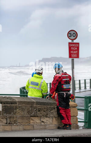 Küstenwache retten Personal an Sandsend, Whitby, England, Samstag, 4. Mai 2019, Tour de Yorkshire, mens Race. Stockfoto