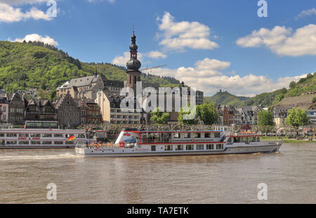 Das Deutsch der Stadt Cochem an der Mosel mit bewaldeten Abhang hinter Stockfoto