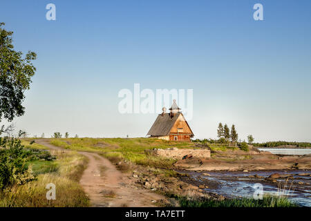 Landschaft mit alten hölzernen Kirche am Ufer des Weißen Meeres. Russland. Stockfoto