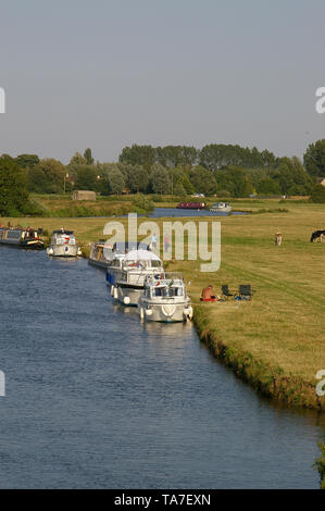 Themse in Lechlade, oder Lechlade-on-Thames, am südlichen Rand der Cotswolds in Gloucestershire, Vereinigtes Königreich. Beginn der schiffbaren Fluss Themse. Boote Stockfoto
