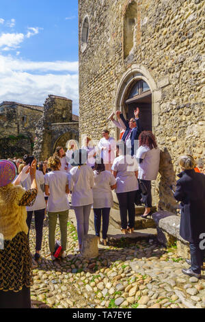 Perouges, Frankreich - Mai 04, 2019: Szene von einem lokalen Hochzeit in der alten Kirche, mit der Familie und Gäste, im mittelalterlichen Dorf Perouges, Departement Ain, Stockfoto