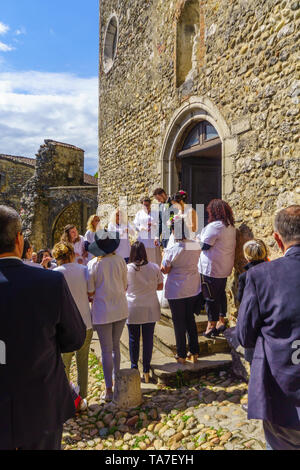 Perouges, Frankreich - Mai 04, 2019: Szene von einem lokalen Hochzeit in der alten Kirche, mit Braut, Bräutigam und Gäste, im mittelalterlichen Dorf Perouges, Ain fahren Stockfoto