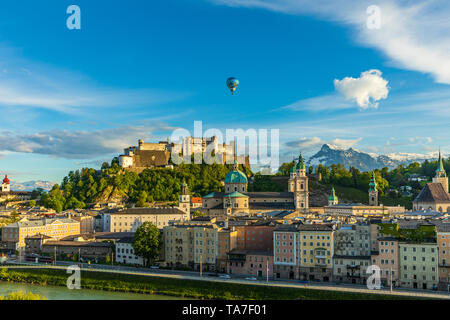 Ballonfahrt über Salzburg Skyline Stockfoto