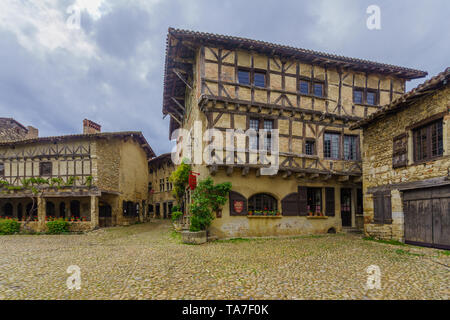 Perouges, Frankreich - Mai 04, 2019: Blick auf den Hauptplatz, mit lokalen Unternehmen, im mittelalterlichen Dorf Perouges, Ain, Frankreich Stockfoto