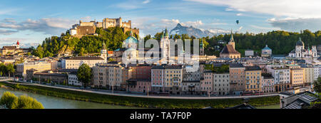 Ballonfahrt über Salzburg Skyline Stockfoto