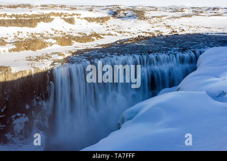 Detifoss Wasserfall bei Dämmerung mit Schleier Wirkung in Island Stockfoto