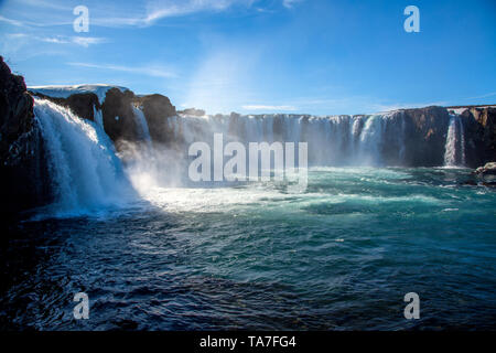 Godafoss Wasserfall mit sonnigen blauen Himmel in Island Stockfoto