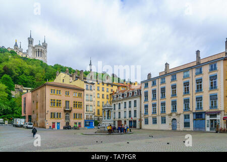 Lyon, Frankreich - 09. Mai, 2019: Der Saint-Jean und Square, und der Basilika Notre-Dame in den Hintergrund, die bei Einheimischen und Besuchern, in der Altstadt von Lyon, Frankreich Stockfoto