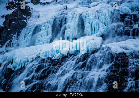 Dynjandi Wasserfall im Winter mit gefrorenem Wasser und Nebel Effekt Stockfoto