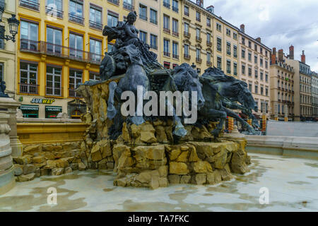 Lyon, Frankreich - 09. Mai, 2019: Die TERREAUX Square, und der Bartholdi Brunnen, während der Bauarbeiten, in Lyon, Frankreich Stockfoto