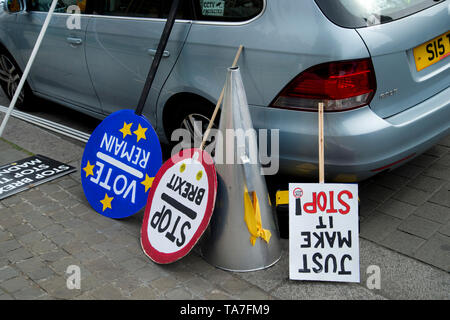 Westminster. Gegenüber Häusern des Parlaments am 22. Mai 2019. Protest von Remainers Brexit zu stoppen. Plakate. Stockfoto