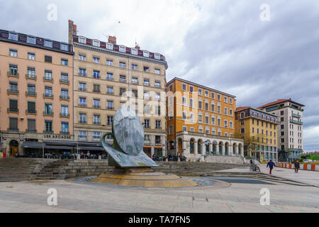 Lyon, Frankreich - 09. Mai, 2019: Blick auf die Louis Pradel Square, und eine Statue (La Fontaine dIpousteguy), bei Einheimischen und Besuchern, in Lyon, Frankreich Stockfoto