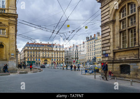 Lyon, Frankreich - 09. Mai, 2019: Die TERREAUX Square, der Bartholdi Brunnen, bei Einheimischen und Besuchern, in Lyon, Frankreich Stockfoto