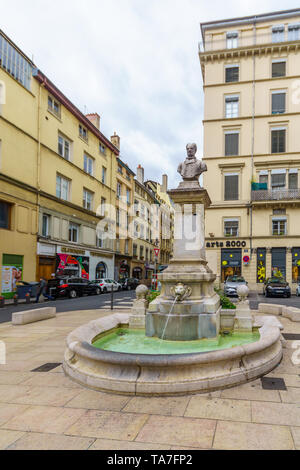 Lyon, Frankreich - Mai 09, 2019: Jean-Pierre Sonnenstühle Monument und Brunnen, in Lyon, Frankreich Stockfoto