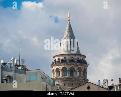 Galata-turm peak teil. Der Galata Turm (Galata Kulesi in Türkisch) genannte Christea Turris (der Turm Christi in Latein) von der Genuesischen - ist ein Medi Stockfoto