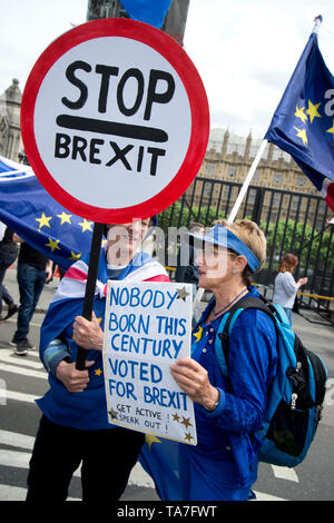 Westminster. Gegenüber Häusern des Parlaments am 22. Mai 2019. Protest von Remainers Brexit zu stoppen. Eine Frau hält ein Schild mit der Aufschrift 'Stop' und anderen Brexit Stockfoto