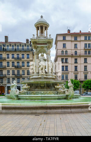 Lyon, Frankreich - 09. Mai, 2019: Szene des Jacobins und seinem Brunnen, bei Einheimischen und Besuchern, in Lyon, Frankreich Stockfoto