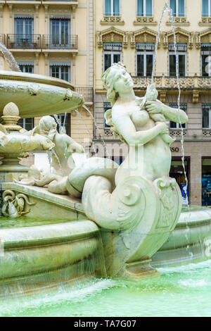 Lyon, Frankreich - 09. Mai, 2019: Szene des Jacobins und seinem Brunnen, bei Einheimischen und Besuchern, in Lyon, Frankreich Stockfoto