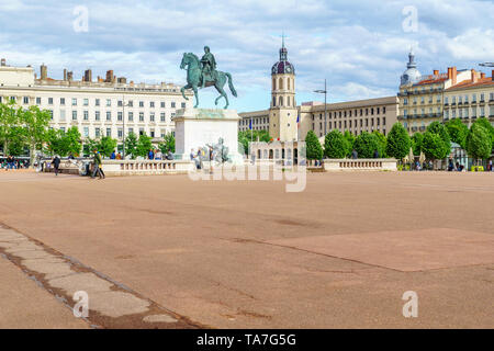 Lyon, Frankreich - 09. Mai, 2019: Die reiterstatue von Louis XIV, in Place Bellecour Square, mit Einheimischen und Besuchern, in Lyon, Frankreich Stockfoto