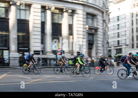 Radfahrer (Motion Blur) in London City Kreuzung Stockfoto