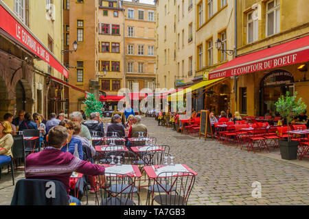 Lyon, Frankreich - 10. Mai 2019: Street und Cafe Szene, mit Einheimischen und Besuchern, in der Altstadt von Lyon, Frankreich Stockfoto