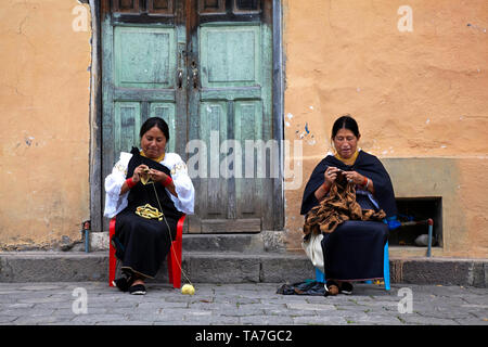 Im Hochland nördlich von Quito, Ecuador. Die Leute, die es einfach in Cotacahi Stadt. Frauen stricken. Stockfoto