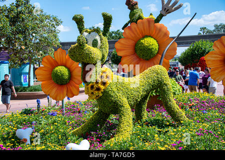 ORLANDO, USA. 29. APRIL 2019: Pluto formgehölze Anzeige Abbildung auf dem Display in Disney World Stockfoto