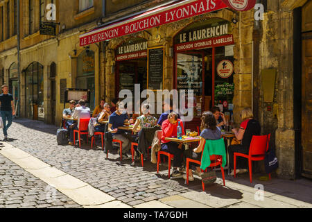 Lyon, Frankreich - 10. Mai 2019: Street und Cafe Szene, mit Einheimischen und Besuchern, in der Altstadt von Lyon, Frankreich Stockfoto