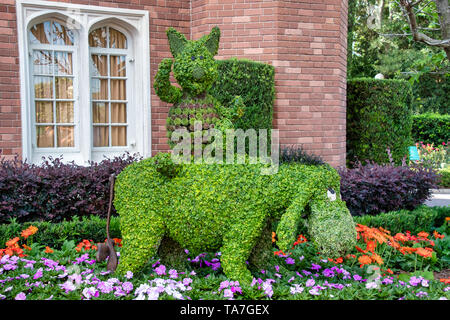 ORLANDO, USA. 29. APRIL 2019: Ferkel und Eeyore formgehölze Anzeige Abbildung auf dem Display in Disney World Stockfoto