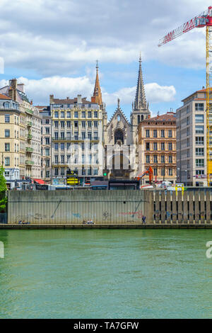 Lyon, Frankreich - 10. Mai 2019: Die Saône, bunte Häuser und Kirche Saint-Nizier, in Lyon, Frankreich Stockfoto