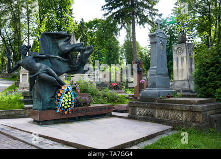 Lemberg, Ukraine - Juni 14, 2015: Tombstone (Skulptur), Stanislav Lyudkevich am Lychakiv Friedhof in Lemberg, Ukraine Stockfoto