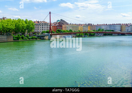 Lyon, Frankreich - 10. Mai 2019: Die saone Fluss, bunte Häuser, mit Einheimischen und Besuchern, in Lyon, Frankreich Stockfoto