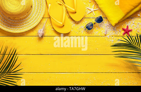 Gelb Sommer Hintergrund mit Strand Zubehör und Palm Blätter Stockfoto