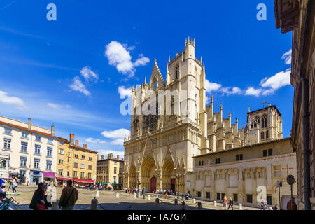 Lyon, Frankreich - 10. Mai 2019: Die Kathedrale Saint-Jean und quadratisch, mit Einheimischen und Besuchern, in der Altstadt von Lyon, Frankreich Stockfoto