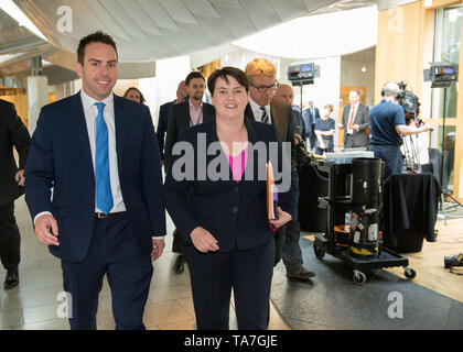 Edinburgh, Großbritannien. 22. Mai 2019. Bild: (links-rechts) Maurice Golden MSP; Ruth Davidson MSP. Ende des Ersten Minister Fragen an das schottische Parlament in Holyrood in Edinburgh. Nachdem die Kammer geleert hat, MSP's sind zu sehen im Garten Lobby zu verschiedenen Sitzungen. Die Fragen des Ersten Minister sind in der Regel an einem Donnerstag statt, jedoch ist aufgrund der Wahlen zum Europäischen Parlament morgen geschieht, (Donnerstag, 23. Mai) die Sitzung einen Tag zu früh durchgeführt wurde. Stockfoto