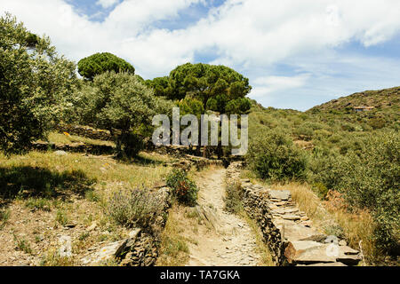 Wandern von Cadaqués zu Cap de Creus. Die Region, wo Salvador Dalí lebte und dass er oft zeigte in seinen Gemälden. Stockfoto