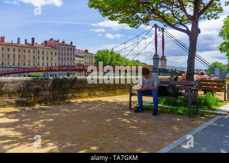 Lyon, Frankreich - 10. Mai 2019: Die saone Fluss und Saint-Gorges Brücke, mit Einheimischen und Besuchern, in der Altstadt von Lyon, Frankreich Stockfoto