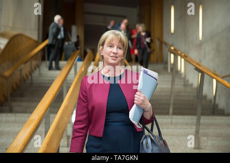 Edinburgh, Großbritannien. 22. Mai 2019. Im Bild: Shona Robison MSP Ende des Ersten Minister Fragen an das schottische Parlament in Holyrood in Edinburgh. Nachdem die Kammer geleert hat, MSP's sind zu sehen im Garten Lobby zu verschiedenen Sitzungen. Die Fragen des Ersten Minister sind in der Regel an einem Donnerstag statt, jedoch ist aufgrund der Wahlen zum Europäischen Parlament morgen geschieht, (Donnerstag, 23. Mai) die Sitzung einen Tag zu früh durchgeführt wurde. Stockfoto