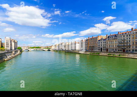 Lyon, Frankreich - 10. Mai 2019: Die saone Fluss und Saint-Gorges Brücke, mit Einheimischen und Besuchern, in der Altstadt von Lyon, Frankreich Stockfoto