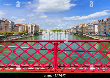 Lyon, Frankreich - 10. Mai 2019: Die saone Fluss und Saint-Gorges Brücke, mit Einheimischen und Besuchern, in der Altstadt von Lyon, Frankreich Stockfoto