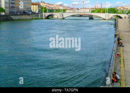 Lyon, Frankreich - 10. Mai 2019: Blick auf die Saône, mit Einheimischen und Besuchern, in Lyon, Frankreich Stockfoto