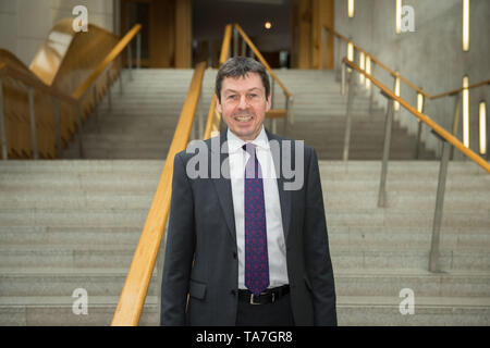 Edinburgh, Großbritannien. 22. Mai 2019. Bild: Ken Macintosh MSP. Ende des Ersten Minister Fragen an das schottische Parlament in Holyrood in Edinburgh. Nachdem die Kammer geleert hat, MSP's sind zu sehen im Garten Lobby zu verschiedenen Sitzungen. Die Fragen des Ersten Minister sind in der Regel an einem Donnerstag statt, jedoch ist aufgrund der Wahlen zum Europäischen Parlament morgen geschieht, (Donnerstag, 23. Mai) die Sitzung einen Tag zu früh durchgeführt wurde. Stockfoto