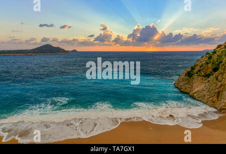 Sonnenuntergang und Wellen von Kaputas Strand in Kalkan Stockfoto
