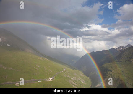 Moelltal Tal gefüllt mit Wolken und Regenbogen. Nationalpark Hohe Tauern, Kärnten, Österreich Stockfoto