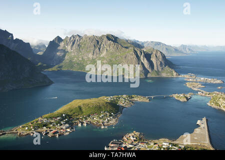 Blick vom Gipfel des Reinebringen auf Reine/Lofoten / Norwegen Stockfoto